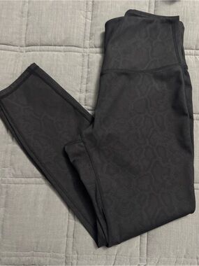 High-Waisted Black Leggings with Subtle Snake Print